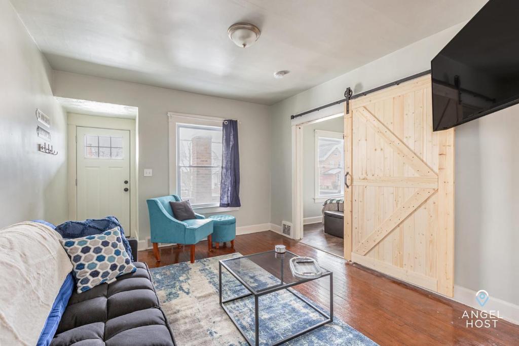 Newly Remodeled Apt, South Hills Old Brooklyn Area