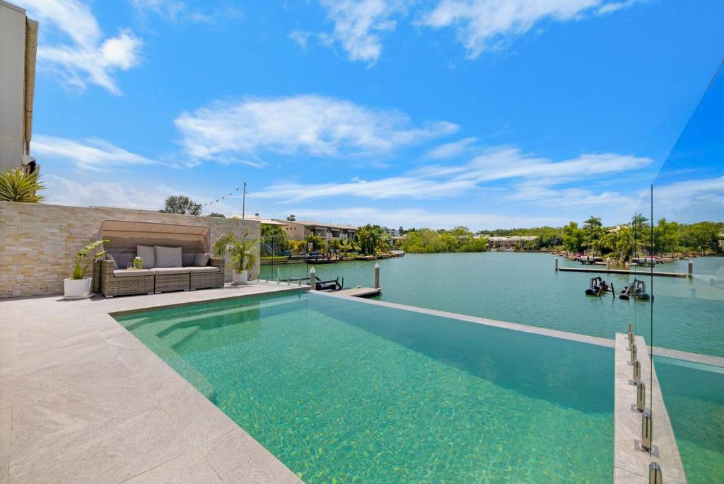 'Infinity's Edge' Darwin Luxury Waterfront Oasis