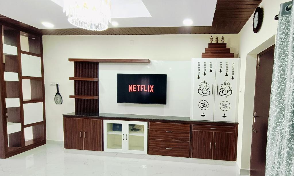 TrueLife Homestays - Chinmai Nivas - Modern 2BHK homes for family - Tirumala Mountain View - Best Peaceful Location - Many restaurants nearby - Large hall, AC bedrooms, Modular Kitchen - Fast WiFi - Android TV - 250 Jio Channels