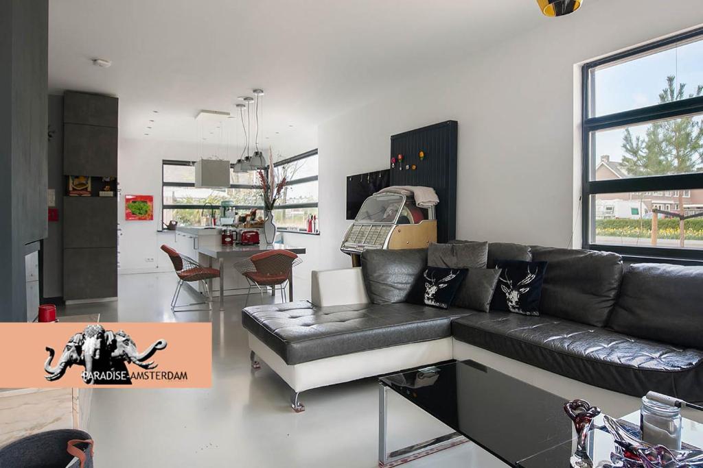 Paradise Amsterdam bungalow of 80 m2 with private pool -pool open 28 March-2 November 2024- All inclusive, breakfast, parking, use of bikes, tourist tax and much more