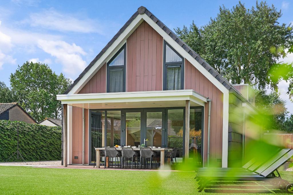 Villa Mastlo 2x 10 persons Ouddorp large garden, 1500 meters to the dunes and beach with 2 jacuzzi's - EXTRA COSTS APPLICABLE - not for companies