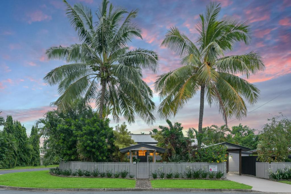 Sweet Creek Cottage, Palm Cove, 200m to Beach, Heated Pool, Pets