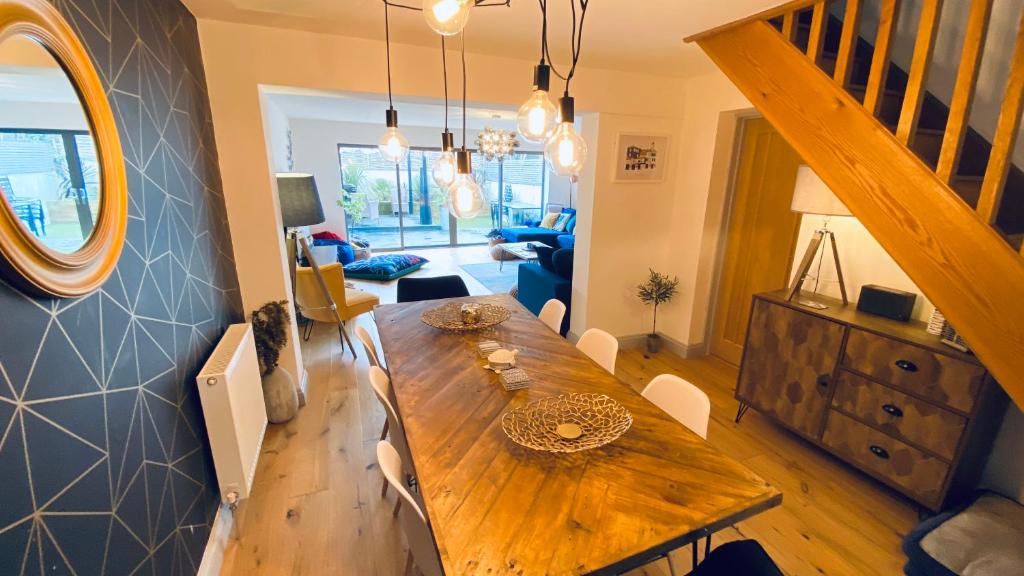 Tregenna House - A Beautiful Newly Refurbished 4 Bedroom Family Town House With Alfresco Dining Garden and Private Parking Spaces