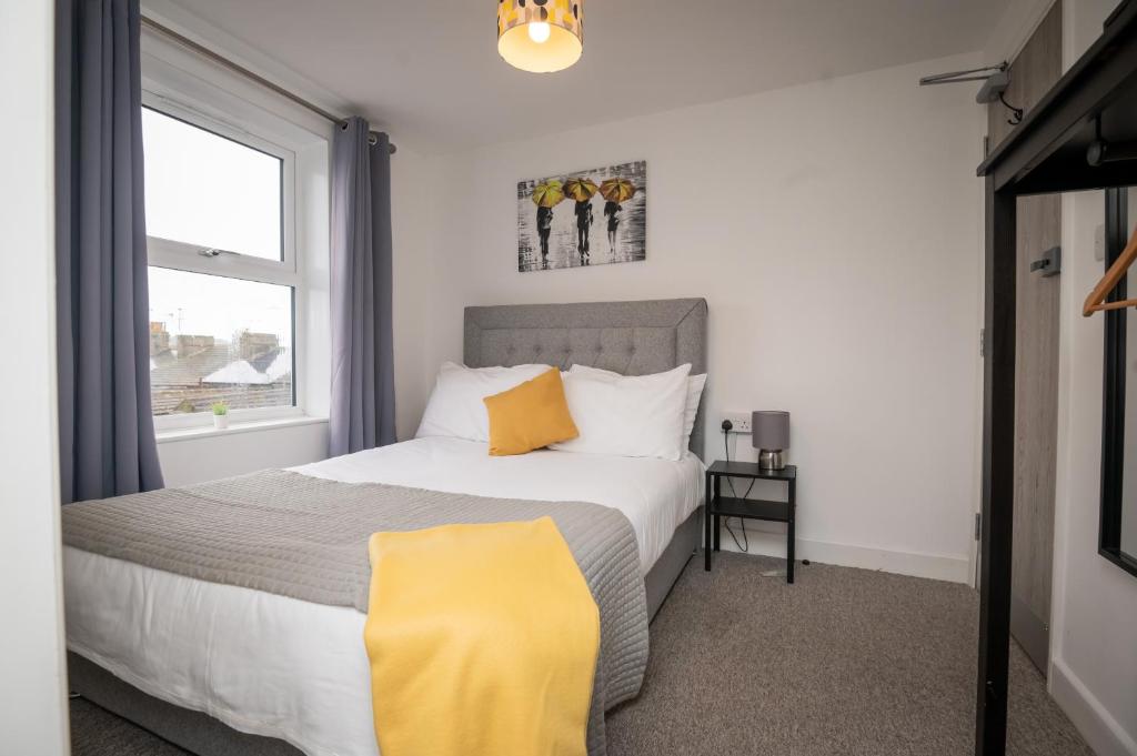 Self containted 1 Bed modern apartment- Meters from Beach