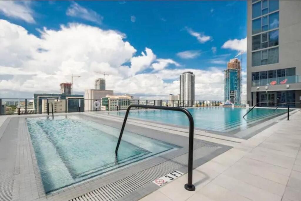 Ocean View Downtown Apt on 23rd Floor with Balcony, Rooftop Pool, Kitchen, Gym, & Restaurants