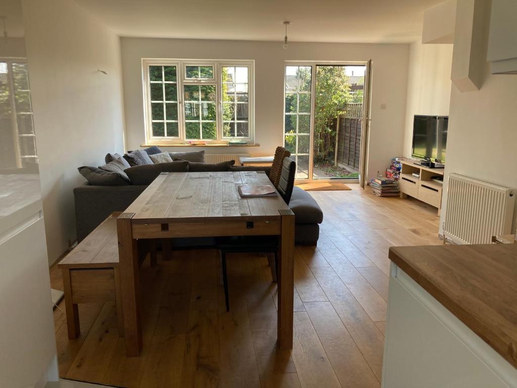 Pristine 3 Bed Home For Family or Business Stays, Great Location, FREE Parking, Park Views, Sleeps 5!