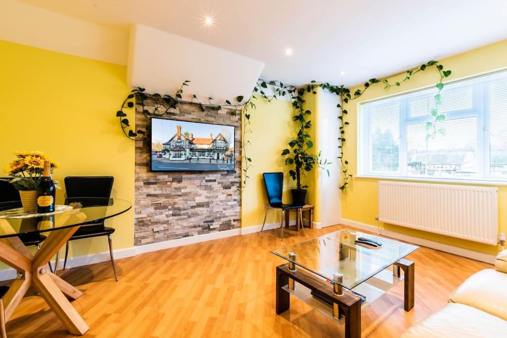 Comfy Apartment 16 Easy access to Central London
