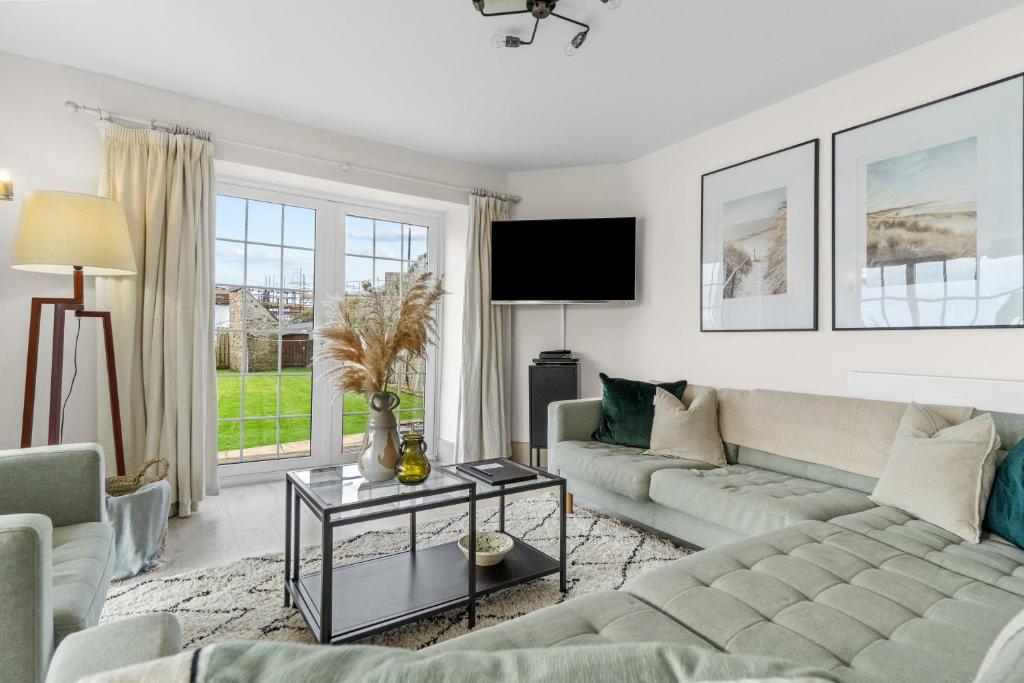 NEW 2023 Modern Luxury Holiday Home on the Beach in Devon - Free Parking, Pets Welcome, Sleeps 10