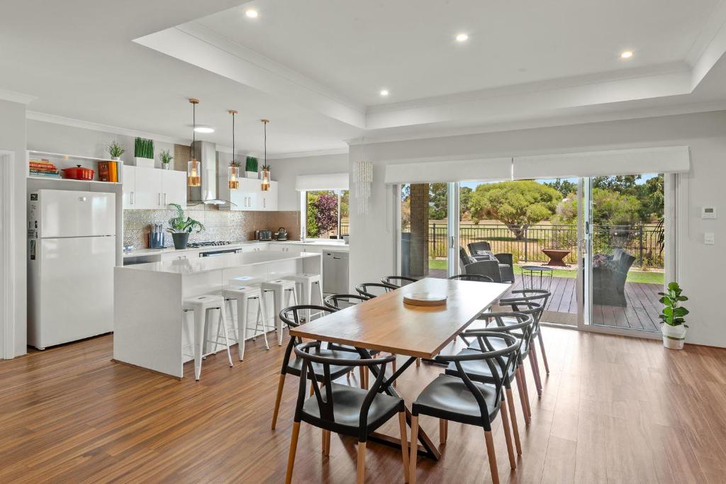 Fairway Flair-stunning spacious home, fairway view