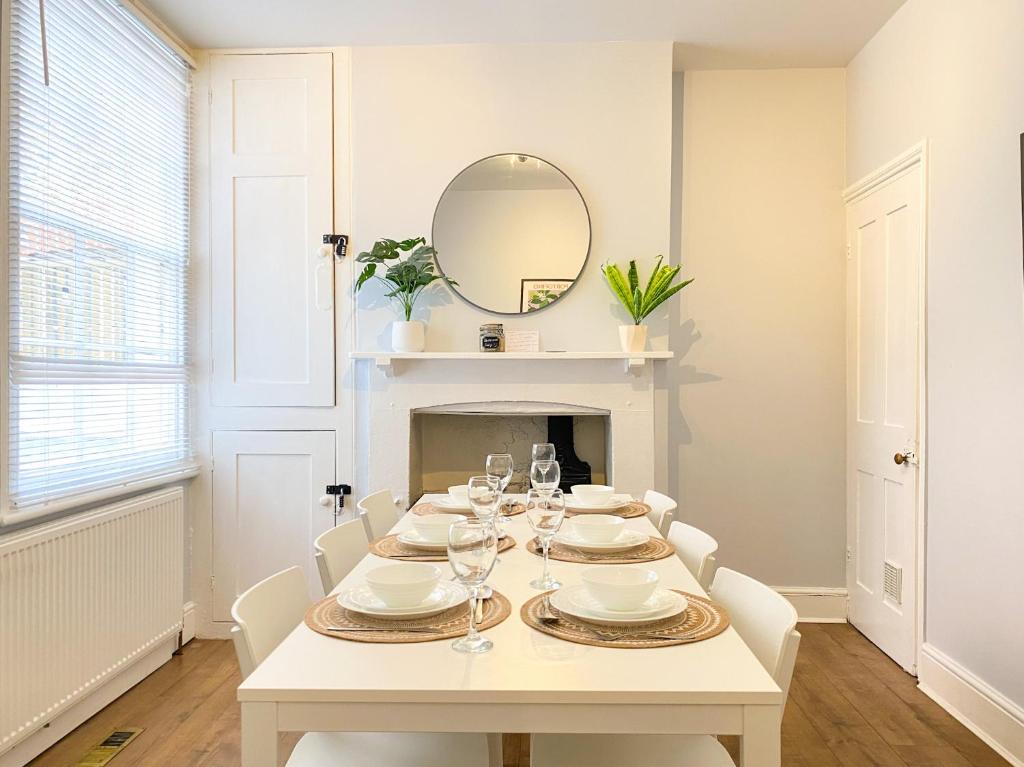 Stylish 3-bed home in Canterbury City-Centre - Ideal for Families - Superb Location - Sleeps 6