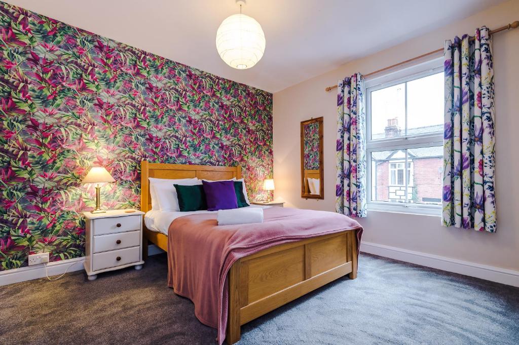 Cosy House with Garden & Parking, Sheffield
