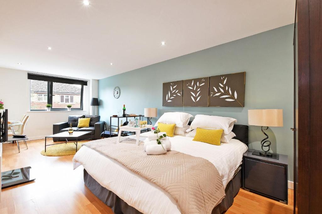 Perfectly Located City Centre Studio Apartment - West One with FREE WIFI, GYM ACCESS, NETFLIX