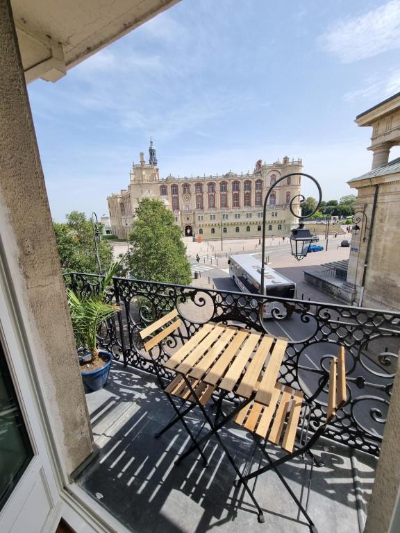 Face château St Germain en Laye, appartement 4 à 6 personnes, 23 min de Paris Champs-Elysées