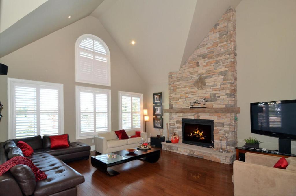 Beautiful ski chalet in the blue mountains w/private hottub spa, fireplace!