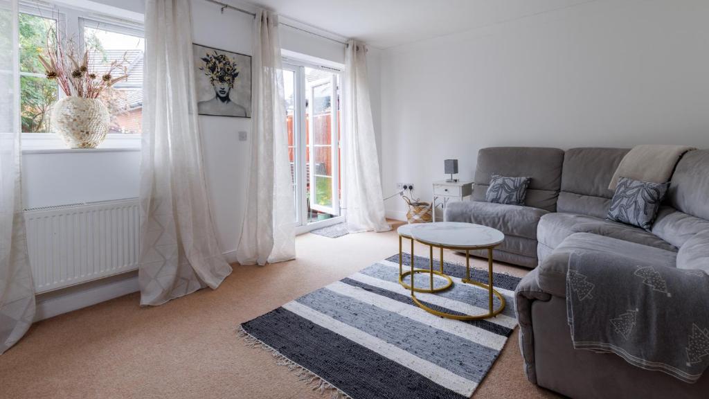 comfortable 4 bedroom house in Aylesbury ideal for contractors, proffesionals or bigger family