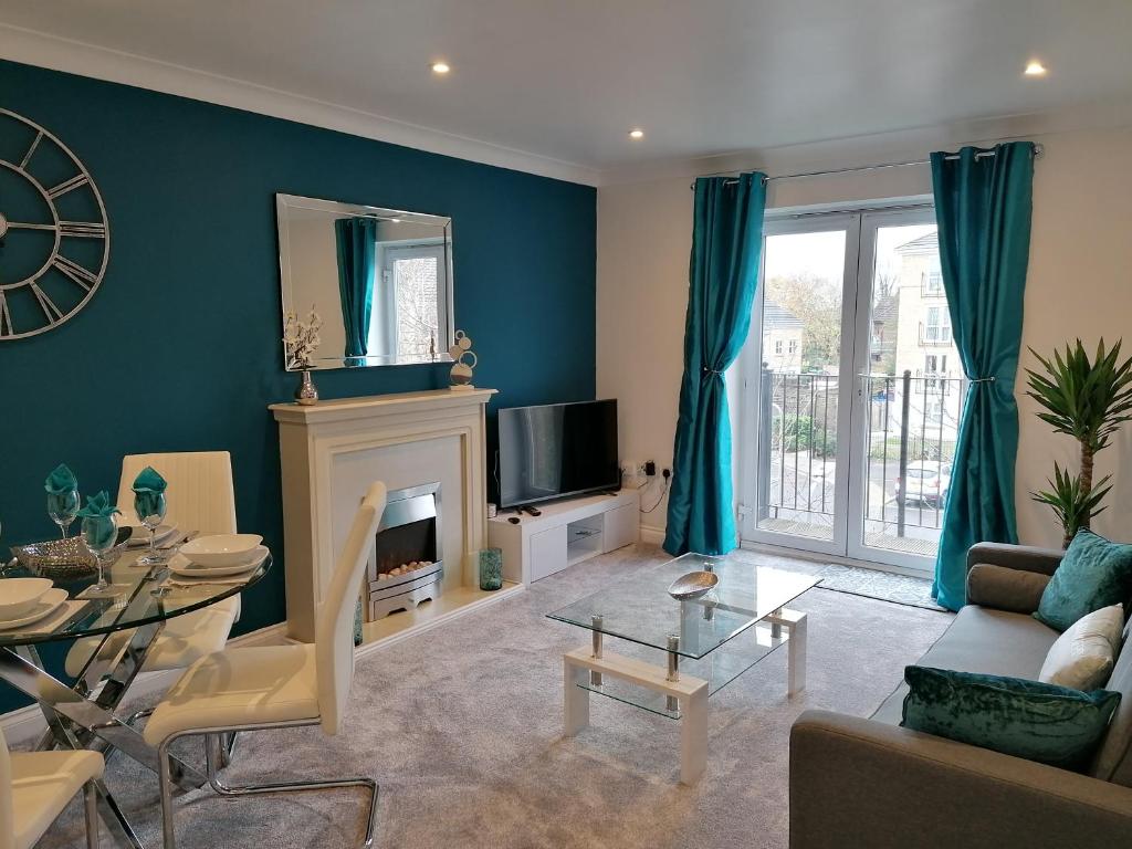Luxury Modern 2 Bed Apartment, FREE UNDERCROFT PARKING FOR 1 CAR