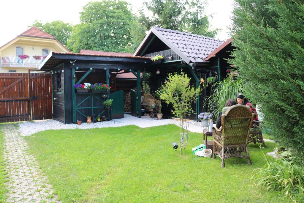 Frenk cottage 5 km from the airport - dogs welocome - we have dogs too