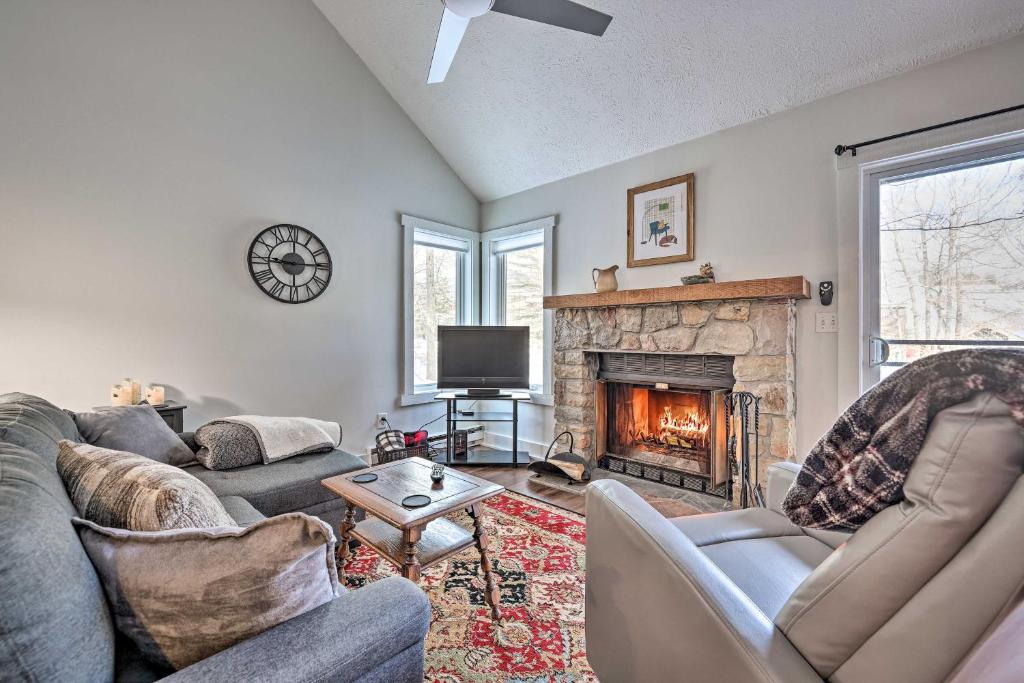 Bright Lake Harmony Townhome Less Than 1 Mi to Jack Frost!