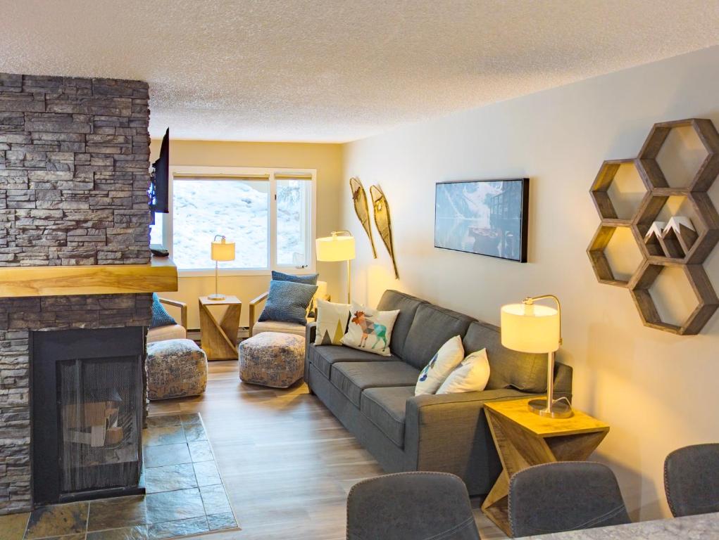 2 Bedroom and Wall Bed Mountain Getaway Ski In Ski Out Condo with Hot Pools Sleeps 8