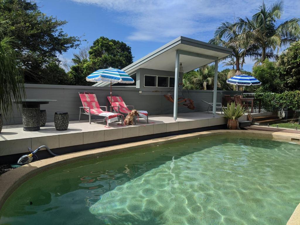 Luxury oasis resort Pet friendly apartment WITH private pool and spa OR deluxe rainforest bungalow WITHOUT pool