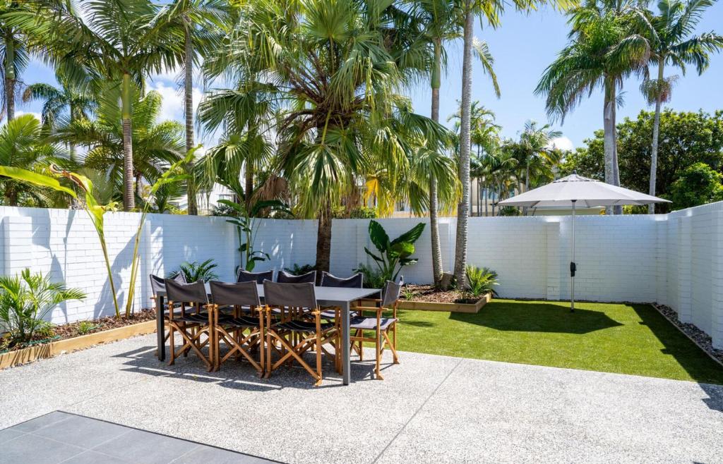 The Oasis has a private courtyard and ideal location to walk