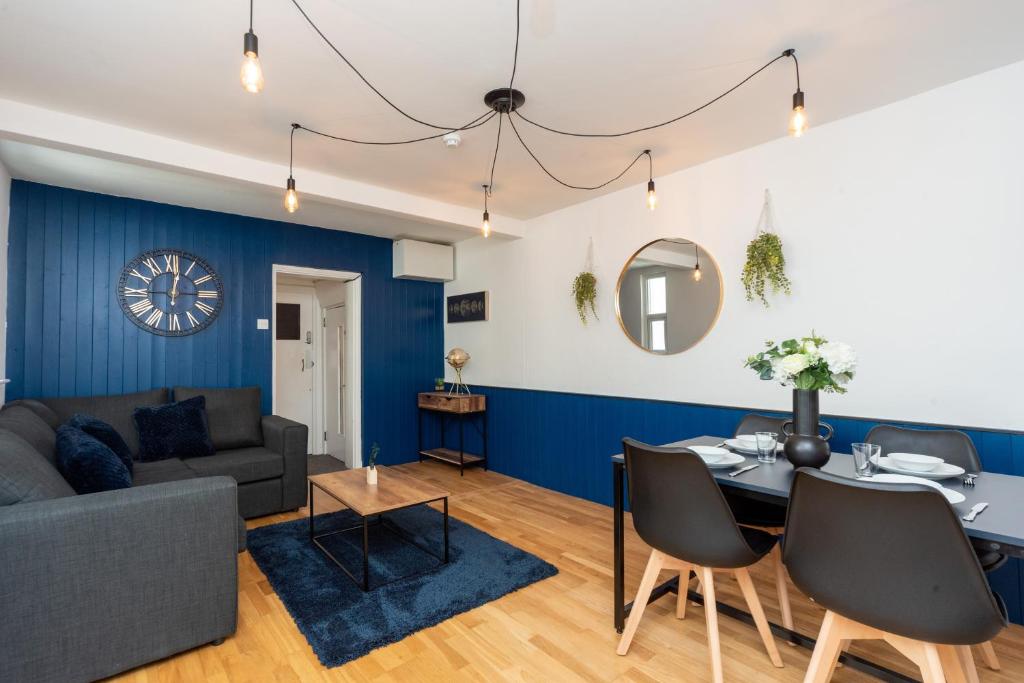 Coastal Modern One Bedroom Apartment Free Parking