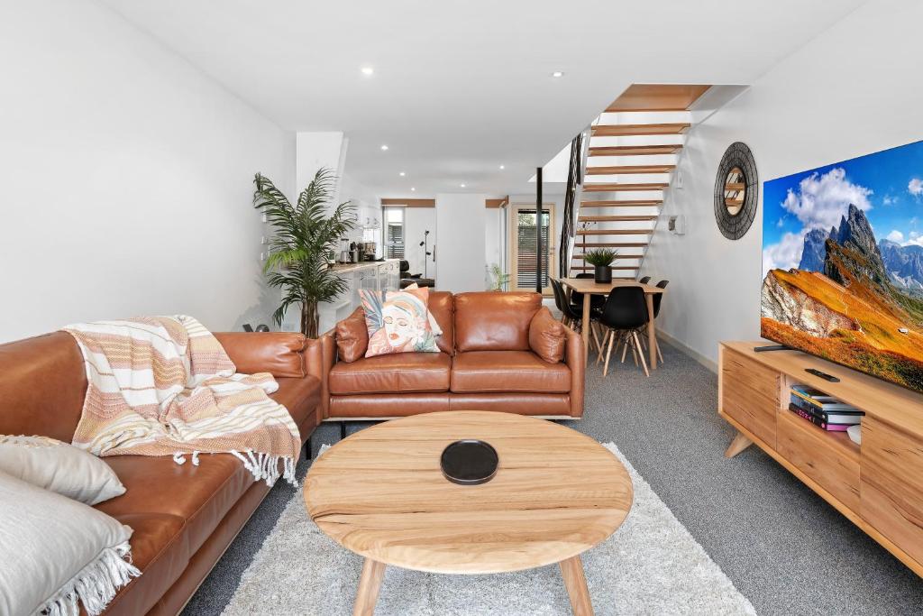 King Bed Living in Heart of the CBD, With Parking