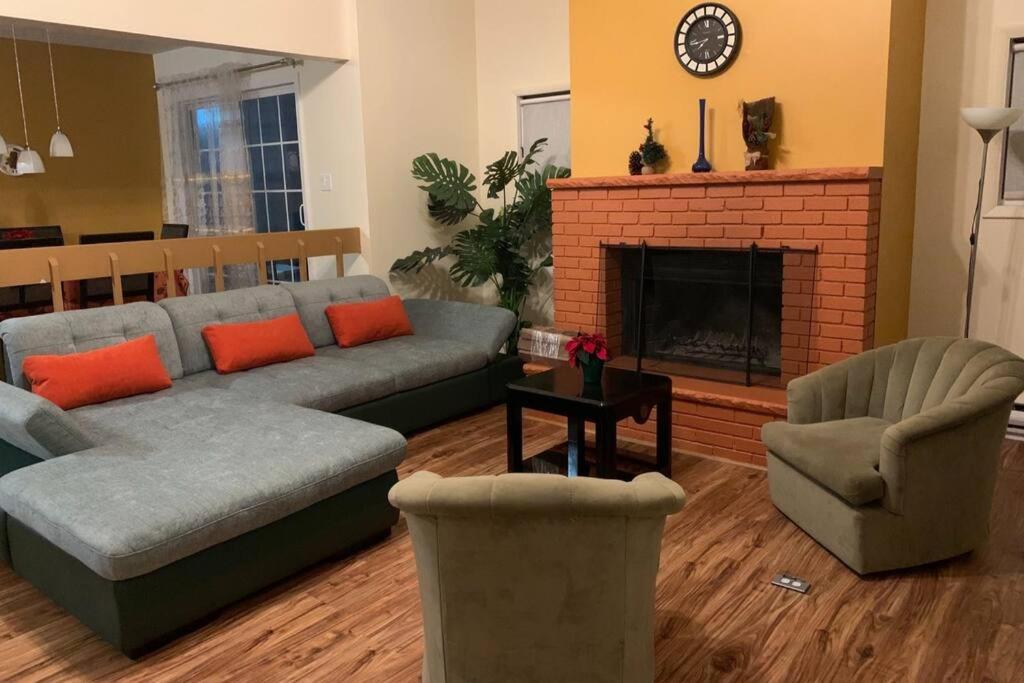 Cozy and quiet place to relax and unwind .