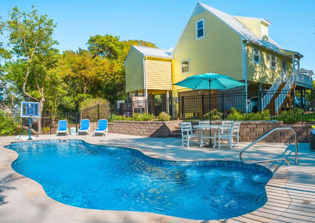 The Emerald Owl House - Peaceful Emerald Isle Beach House w/ Luxurious Heated Pool!