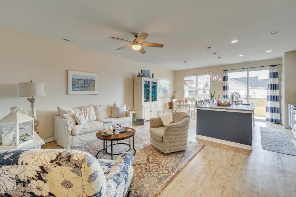 Sweet Dreamin Townhome about 7 Mi to Beach!