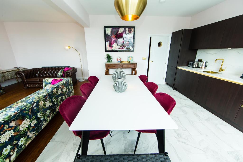 The Captains Residence at Rounton Villa - Sea Views - Parking