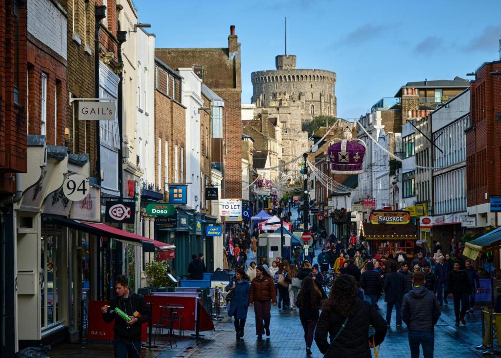 Queen Annes court luxury apartment on high street