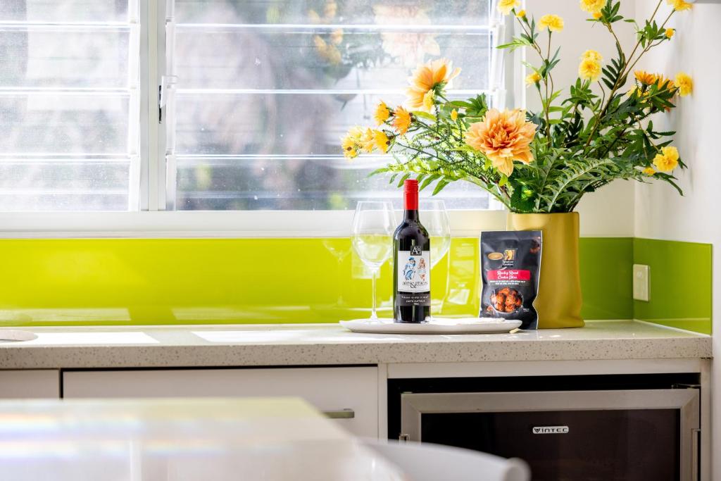 Noosa gem! Walking distance to cafes - shops - Sunshine Beach and dog Beach