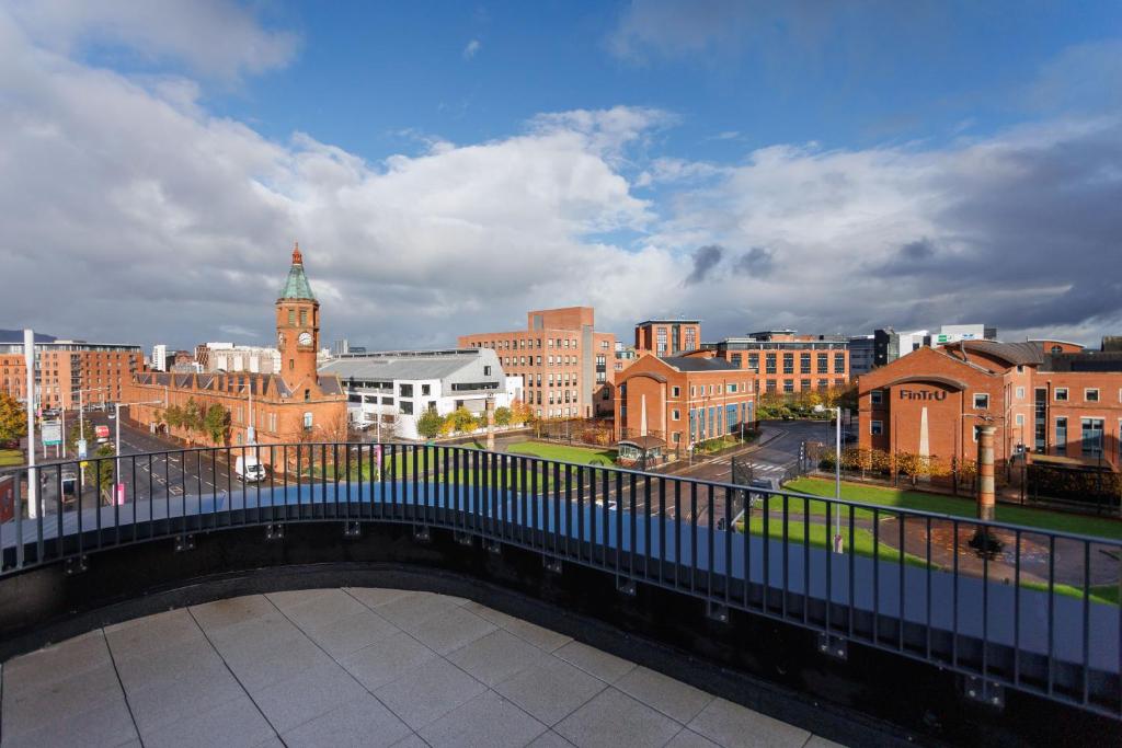 Modern 3 BR Flat in Belfast City Center with Terrace
