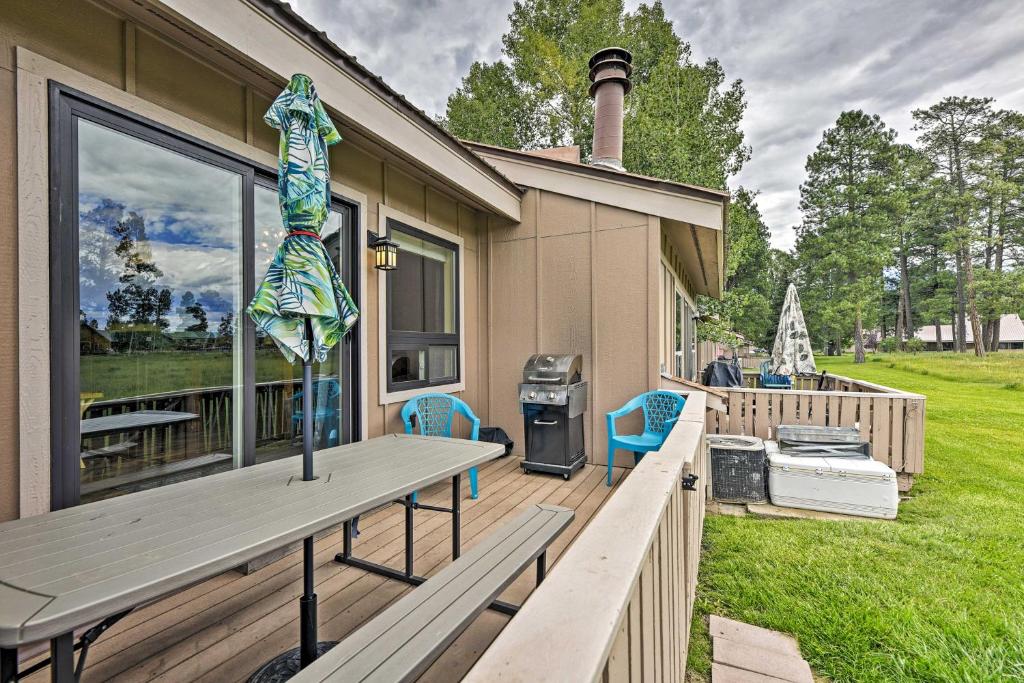 Cozy Mtn Condo with Grill, 28 Mi to Wolf Creek!