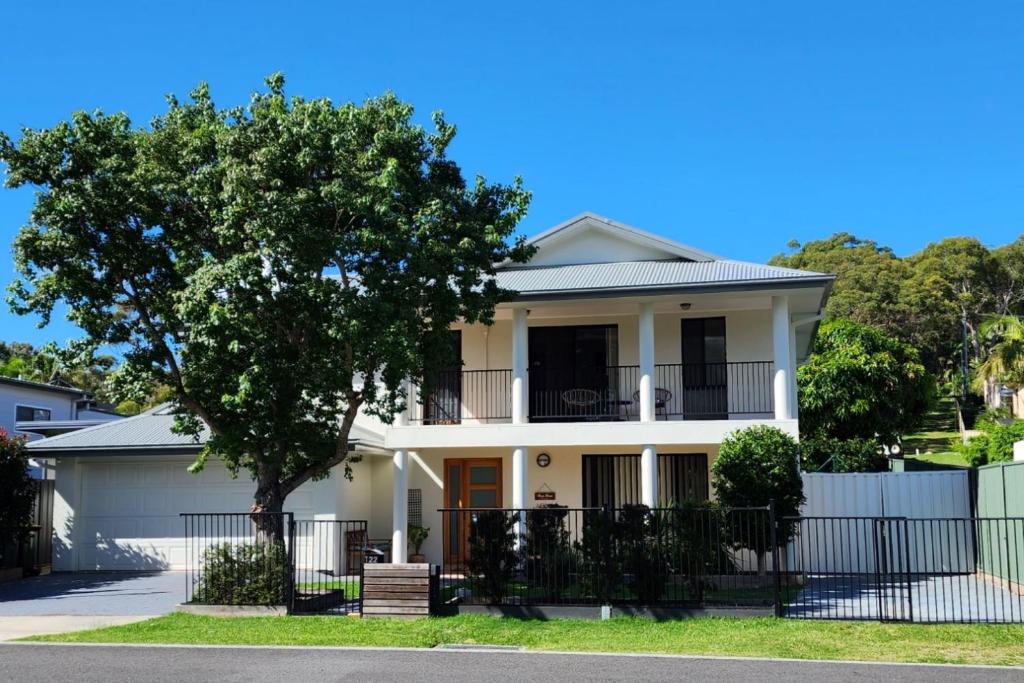Akoya House 122 Tomaree Rd Pet friendly linen air conditioning WiFi and boat parking