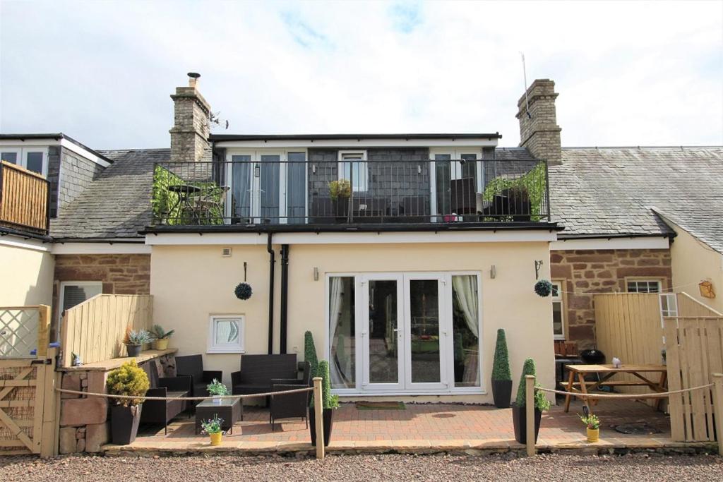 Norham - 3 Bedroom Cottage - Fast Wifi - Private Garden & Parking - Quiet Rural Location - Pets Stay Free