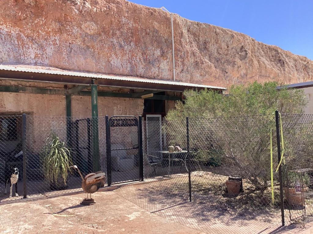 Pop’n’nin Dugout Accommodation at Coober Pedy Views