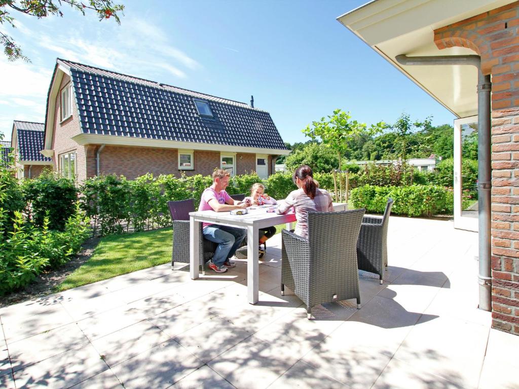 Comfortable holiday home with a garden at 1.1km from the sea