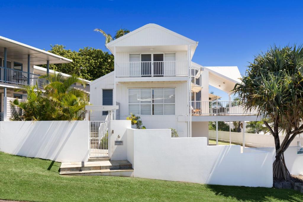 The White House - Central Coolum with Spectacular Ocean Views and WiFi