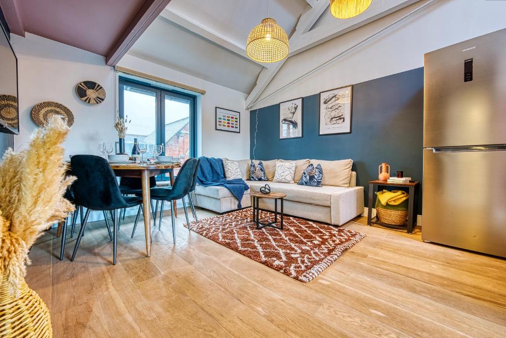 Ashcroft Loft by Apricity Property - Stunning 3 Bedrooms, 2 bathrooms, Cosy Central Apartment with balcony