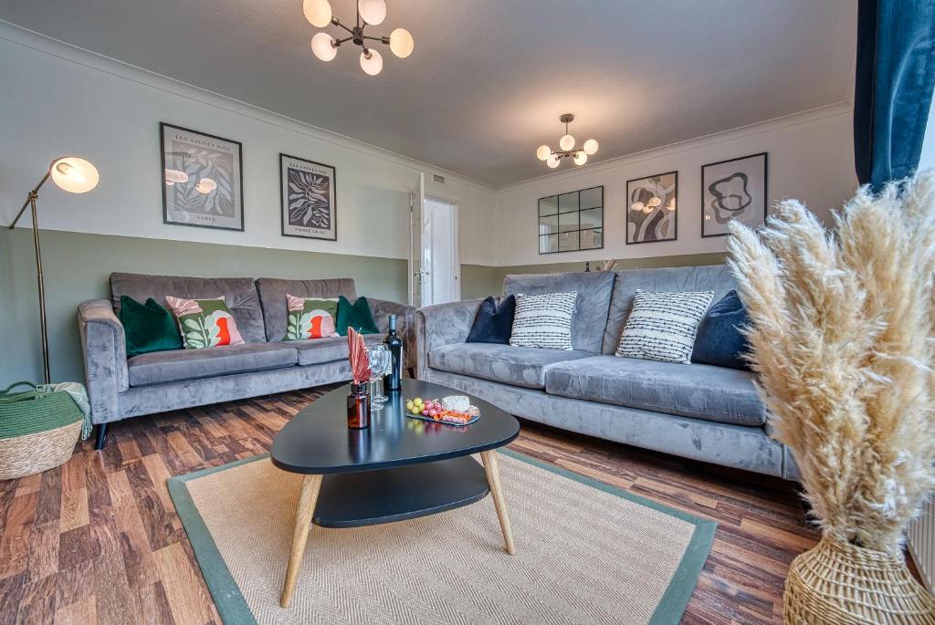 Manor Close by Apricity Property - 3 bedroom house in Cirencester, free parking, garden, Netflix, Wifi