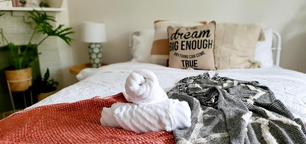 Ballarat Holiday Homes - Grant Street Cottage - Natural, Boho, Coastal Vibe