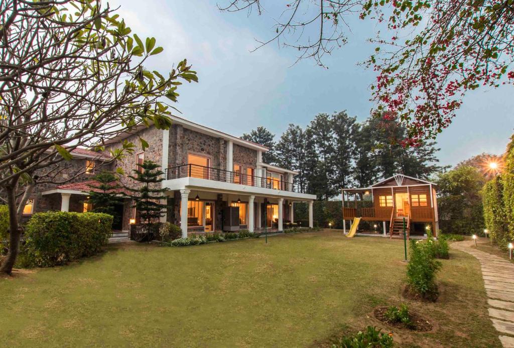 StayVista at The Banyan Abode with Pool Table & TT