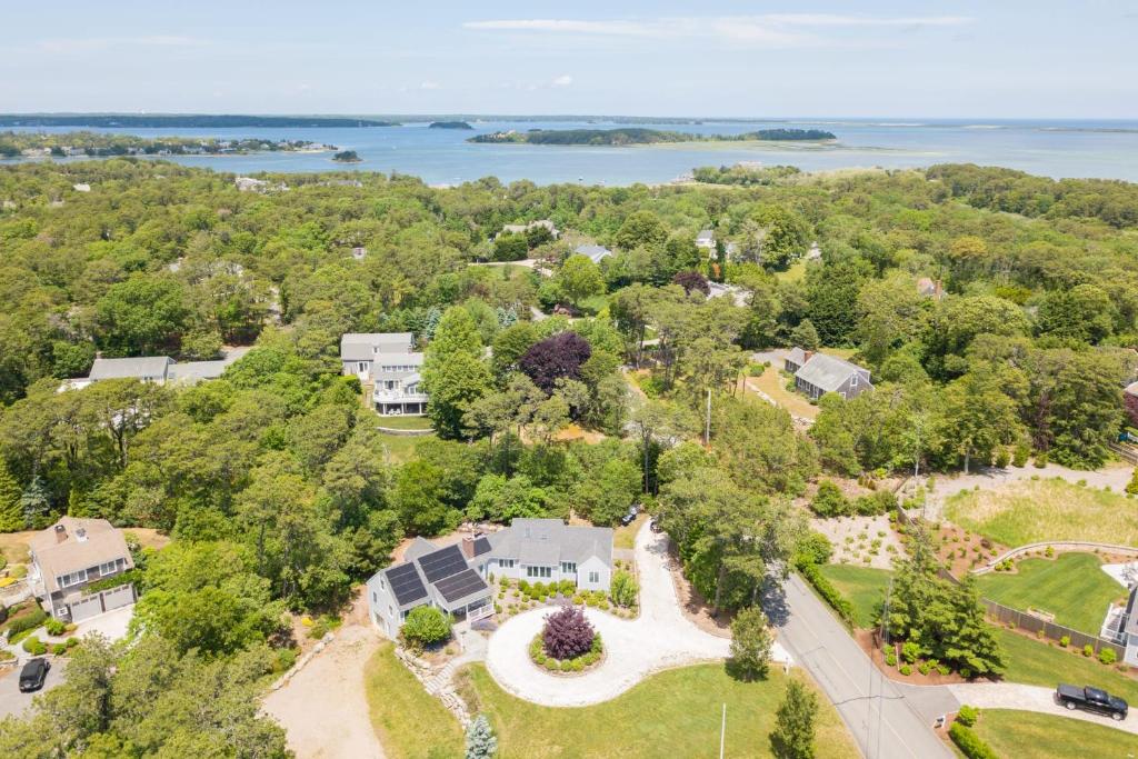 Beautifully Renovated w Access to Beach
