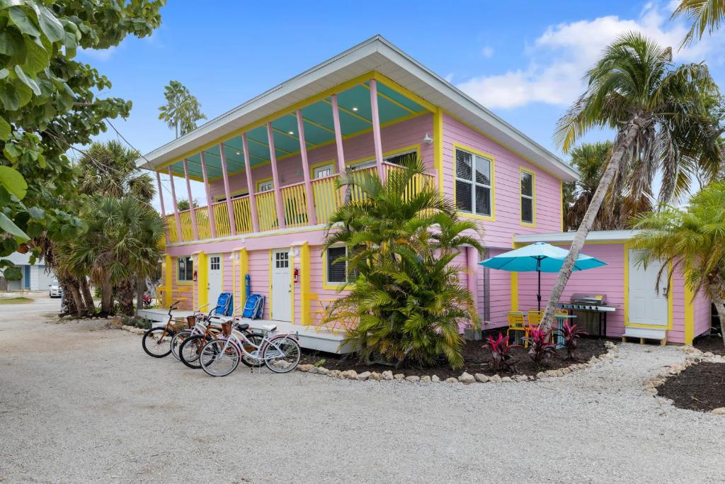Charming Suite with Balcony and Bikes at Historic Sandpiper Inn