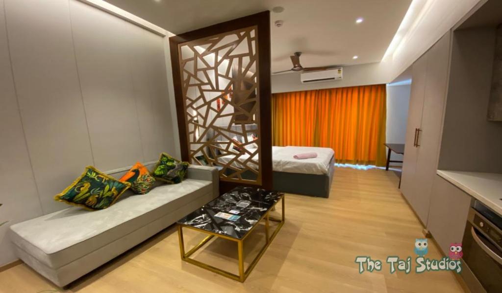Ghumloo/com - Super Luxurious Stay at Finest Mall Galaxy Blue Sapphire(Bar, Club, US Cinemas, Food Court, SuperMart etc..)