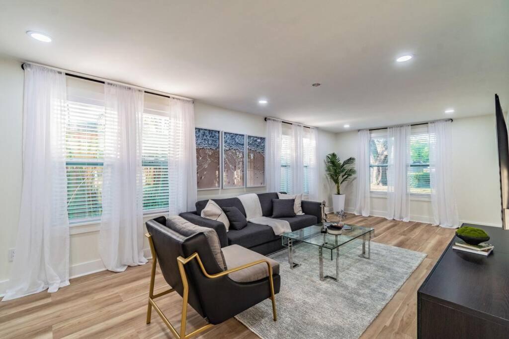 Lake apt 5 minutes to downtown, pet friendly