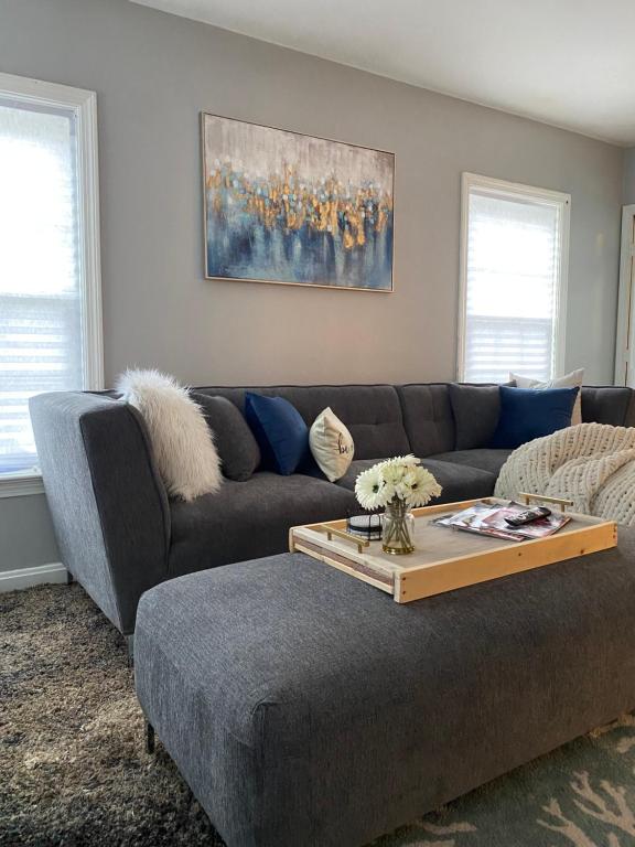 A Peace of Cleveland 2bdrm Plus Semi Private Study with Futon 1st Floor Apartment Pets Welcomed, Family Friendly