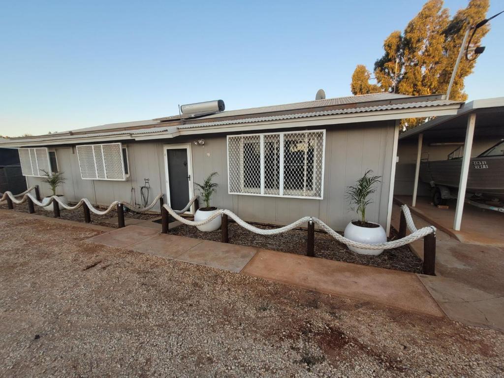 16 Stokes-Hughes Street